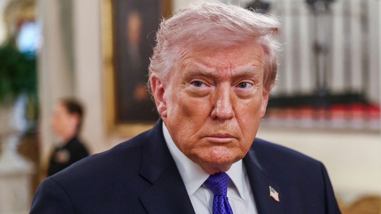 ट्रम्प यांनी इराणबाबत अमेरिकेच्या गुप्तचर यंत्रणेला विरोध केला आहे, शासन बदलाकडे पूर्वीसारखे न पाहता