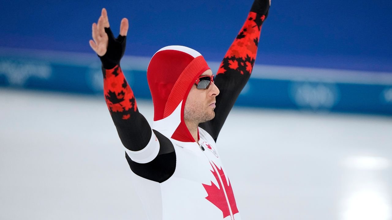 कॅनेडियन स्पीड स्केटर लॉरेंट डुब्रेयुलने 500 मीटरमध्ये ऑलिम्पिक कांस्यपदक जिंकले
