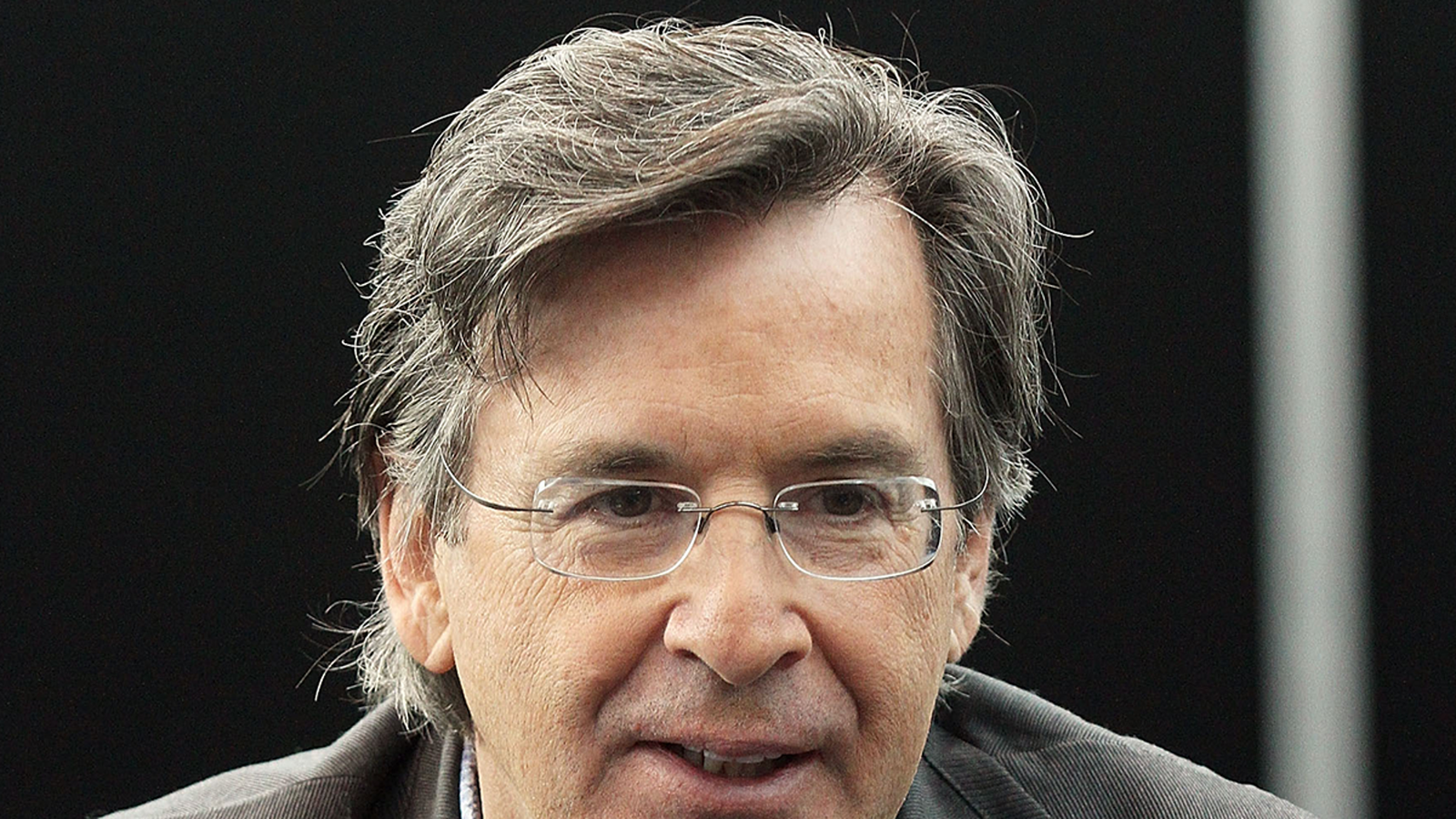 ‘लिझी मॅकग्वायर’चे वडील रॉबर्ट कॅराडाइन यांचे रुग्णालयात निधन झाले आहे