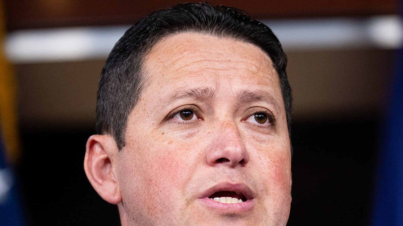 काँग्रेसचे सदस्य टोनी गोन्झालेस यांनी सहाय्यकाच्या मृत्यूनंतर पुन्हा निवडणुकीसाठी प्लग खेचला