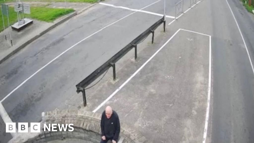 निर्वासन नाकारणाऱ्या ज्येष्ठ असंतुष्टांची सुटका