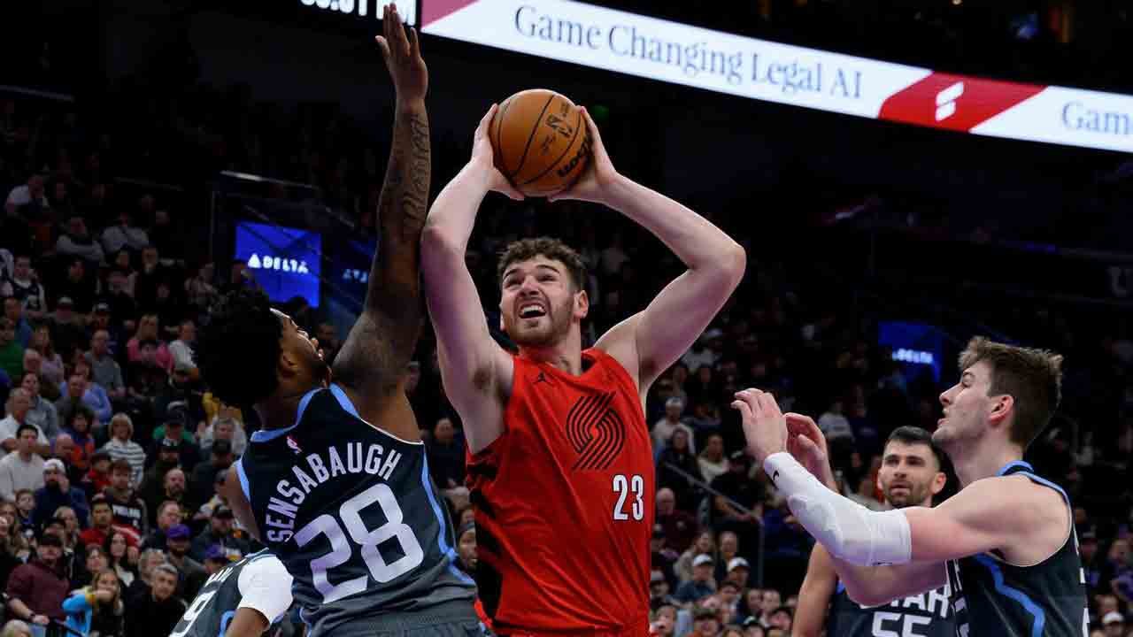 हॉलिडे आणि क्लिंगन ट्रेल ब्लेझर्सला जॅझवर विजय मिळवून देतात