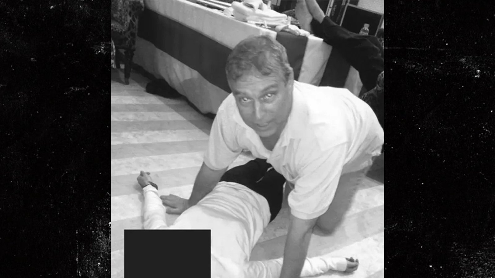 फाईलमध्ये माजी प्रिन्स अँड्र्यू एपस्टाईनचा त्या महिलेवर बसलेला फोटो काढण्यात आला होता