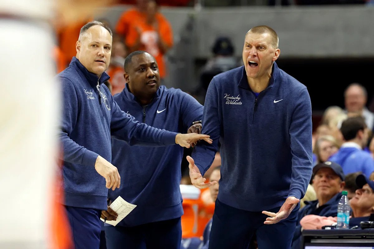 एसईसीने केंटकीचे प्रशिक्षक मार्क पोप यांना ऑबर्नच्या पराभवानंतर अधिकारी करण्याबद्दलच्या टिप्पण्यांसाठी $ 25,000 दंड ठोठावला