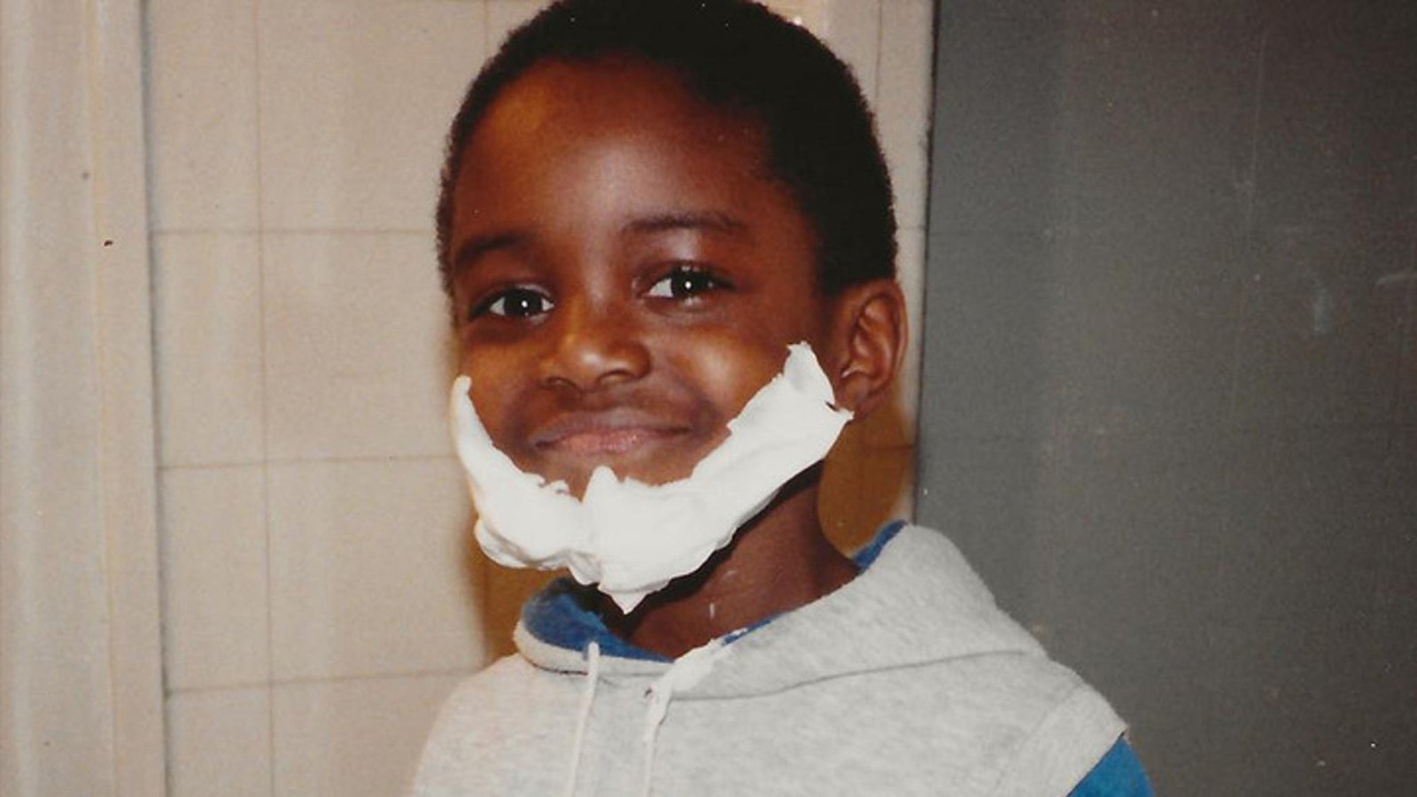 अंदाज करा की हा मूर्ख मुलगा कोण असेल!