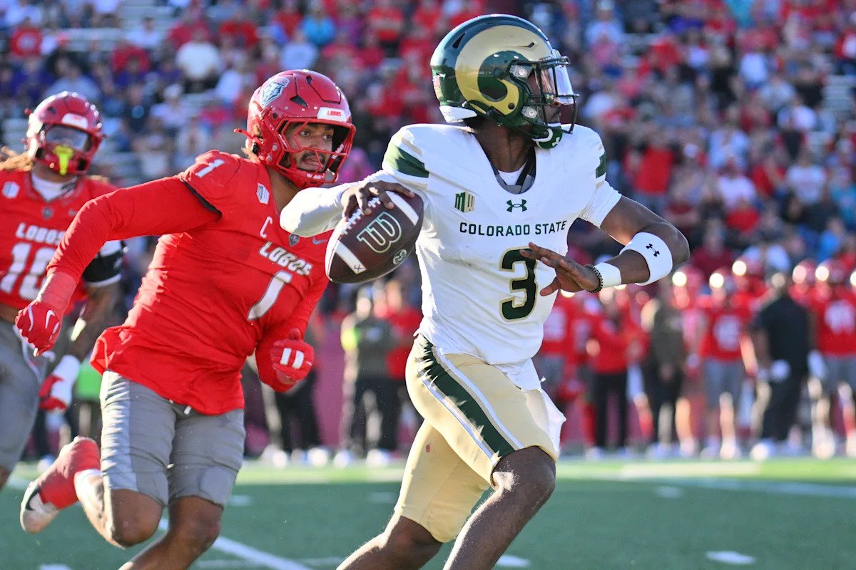 कोलोरॅडो स्टेट क्वार्टरबॅक आणि आक्षेपार्ह लाइनमन बोईस स्टेट खेळाडूंवर थुंकल्यानंतर नियमित हंगामाच्या अंतिम फेरीसाठी निलंबित