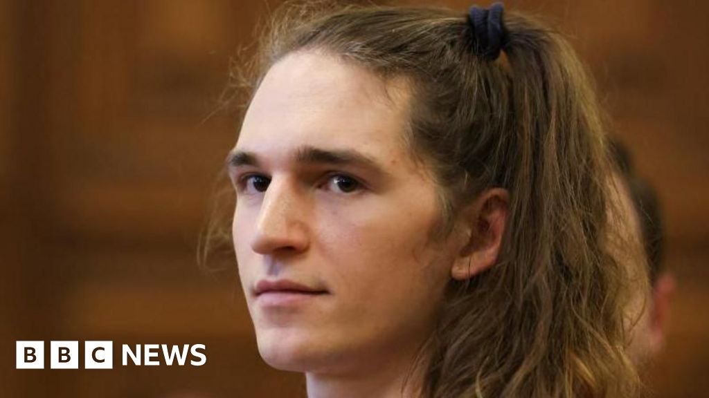 नाझी रॅलीवर हल्ला केल्याबद्दल जर्मन कार्यकर्त्याला हंगेरीमध्ये तुरुंगात टाकले