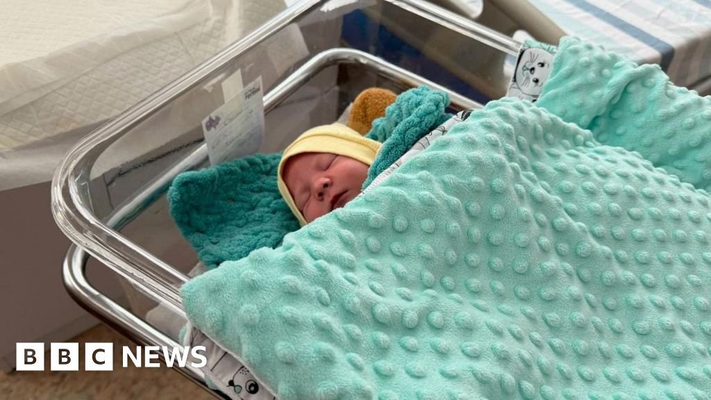 लोकसंख्याशास्त्रीय आपत्तीचा सामना करत, युक्रेन सैनिकांना त्यांचे शुक्राणू गोठवण्यासाठी पैसे देत आहे