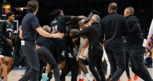 टिम्बरवॉल्व्हस रीड आणि हॉक्स गे यांना कोर्टात झालेल्या भांडणासाठी दंड ठोठावण्यात आला