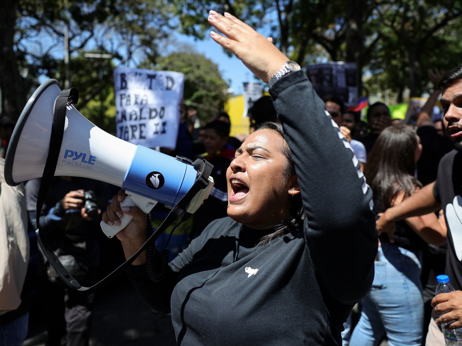 व्हेनेझुएलामध्ये निदर्शकांनी मोर्चा काढला कारण नॅशनल असेंब्लीने कर्जमाफी विधेयक डोनाल्ड ट्रम्पच्या बातम्यांचे वजन केले