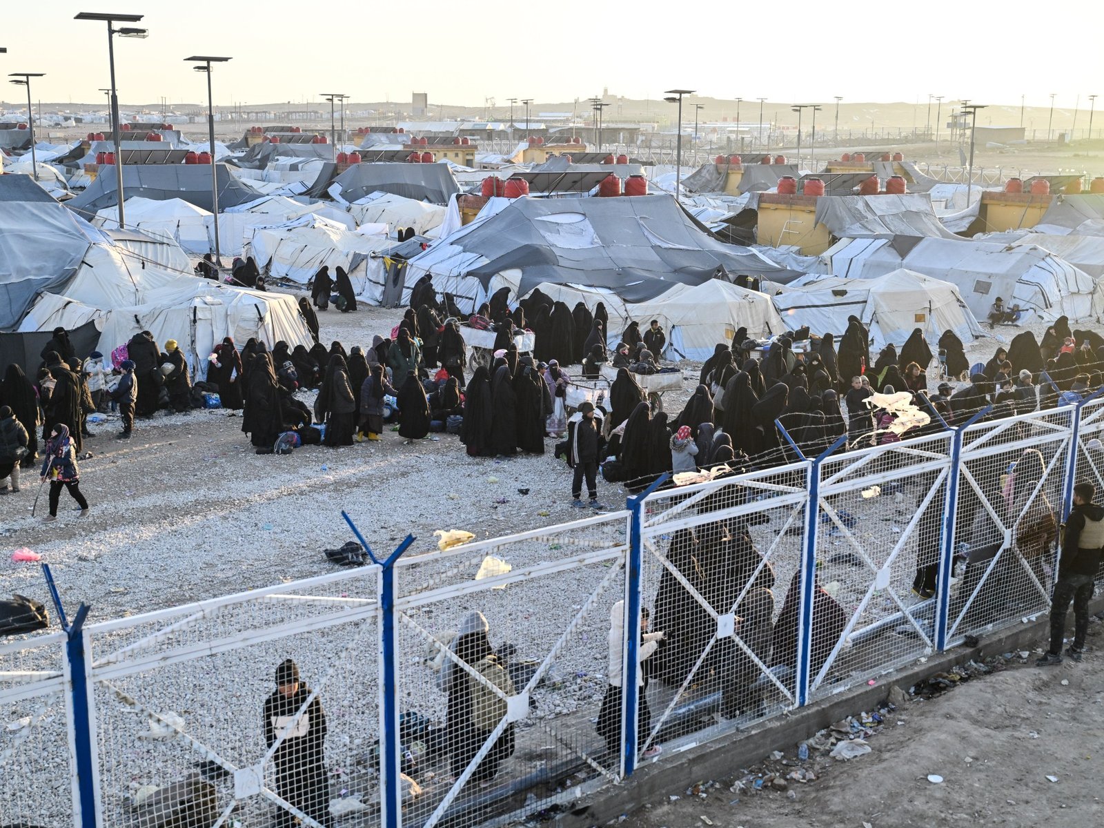 युनायटेड स्टेट्सने 5,700 संशयित ISIL कैद्यांना सीरियातून इराकमध्ये हस्तांतरित केल्याचे वृत्त आहे