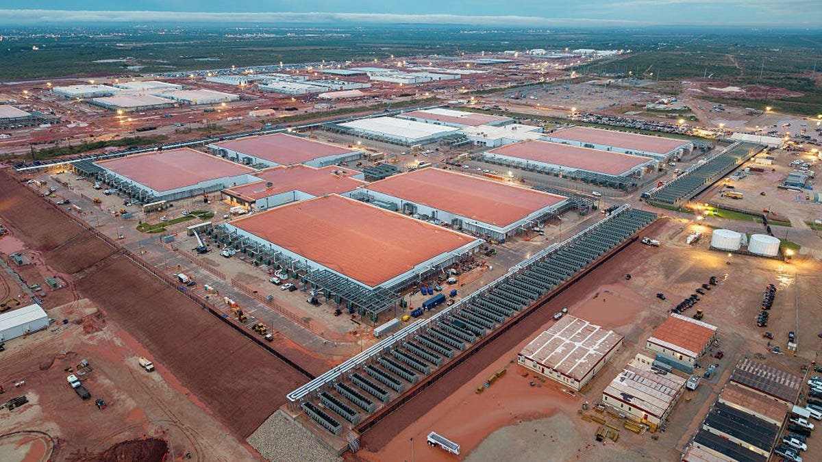 मोठ्या टेक कंपन्या एआय डेटा सेंटर्सच्या संचालनासाठी पैसे देण्याचे वचन देतात, परंतु ते कोण करेल?