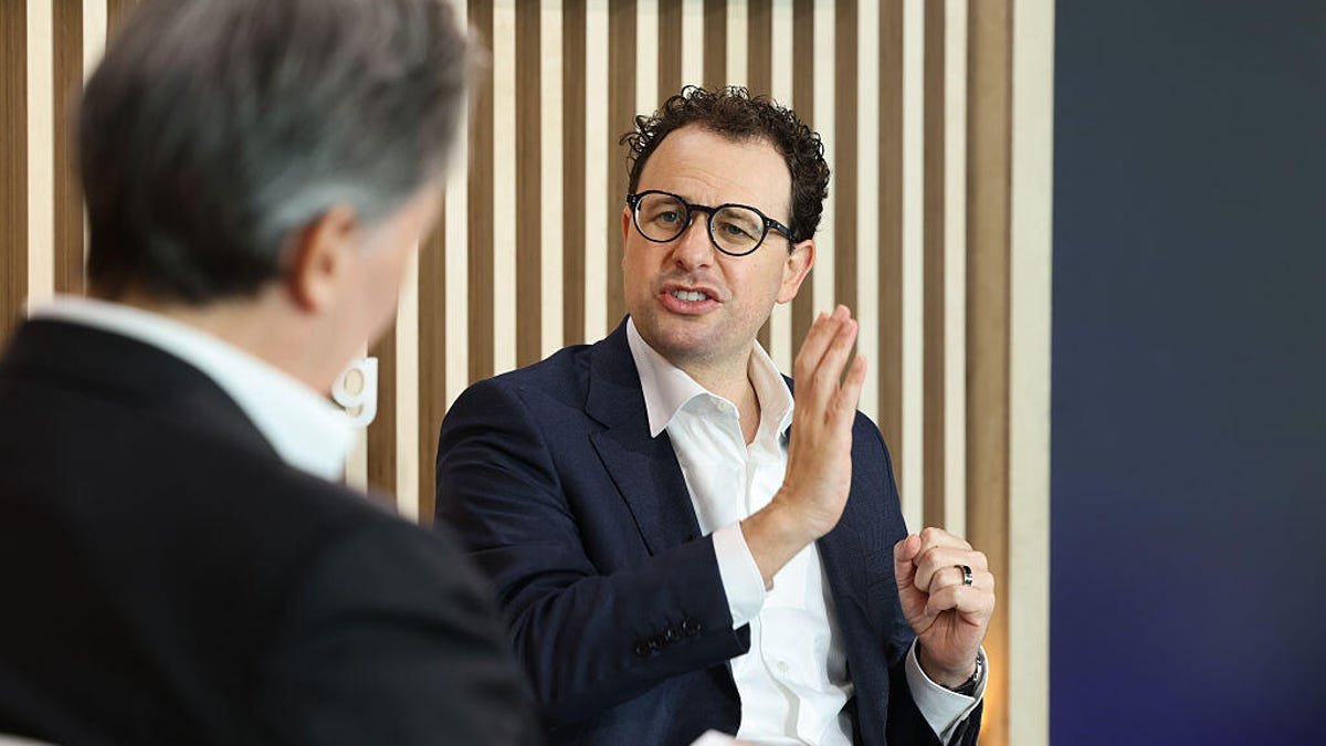 ट्रम्प मानववंशशास्त्रज्ञांवर टीका करतात, त्यांना “जागे” म्हणतात आणि कृत्रिम बुद्धिमत्तेसाठी क्लॉड वापरणे थांबवण्याचे आदेश फेडला देतात.