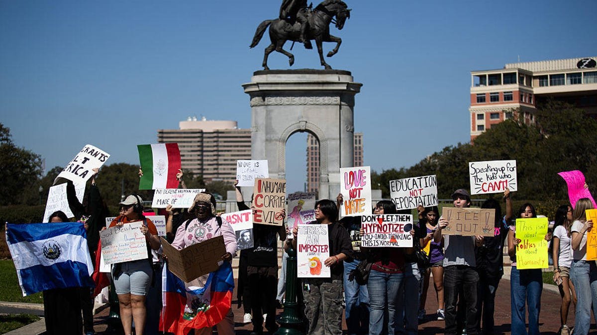 रिंग नेबर्स सारख्या ॲप्सवर ICE आणि पोलिसांच्या छाप्यांबद्दलची माहिती कशी शेअर करायची हे आम्ही शिकलो आहोत