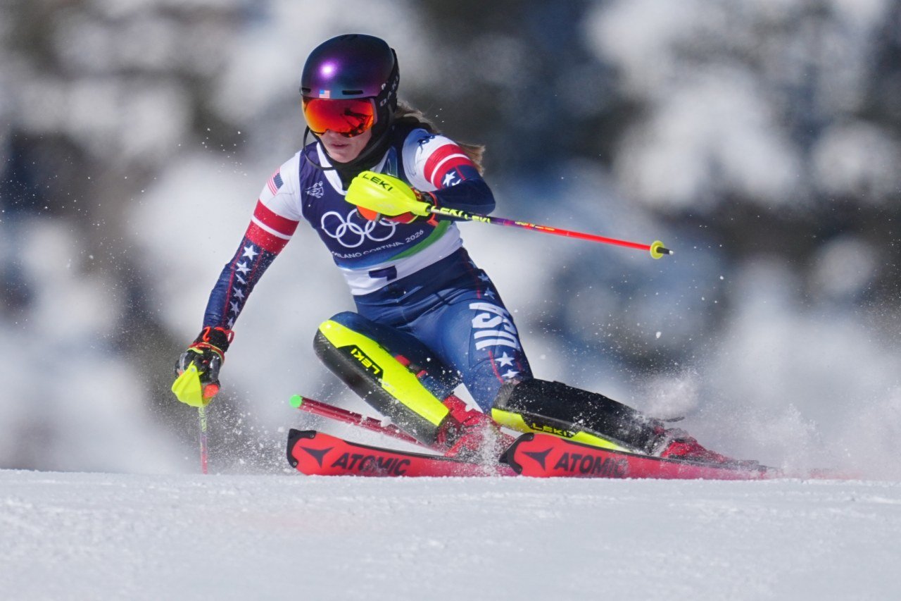 Mikaela Shiffrin स्लॅलम गोल्डसह ऑलिम्पिक रिडेम्प्शनसाठी स्की करत आहे