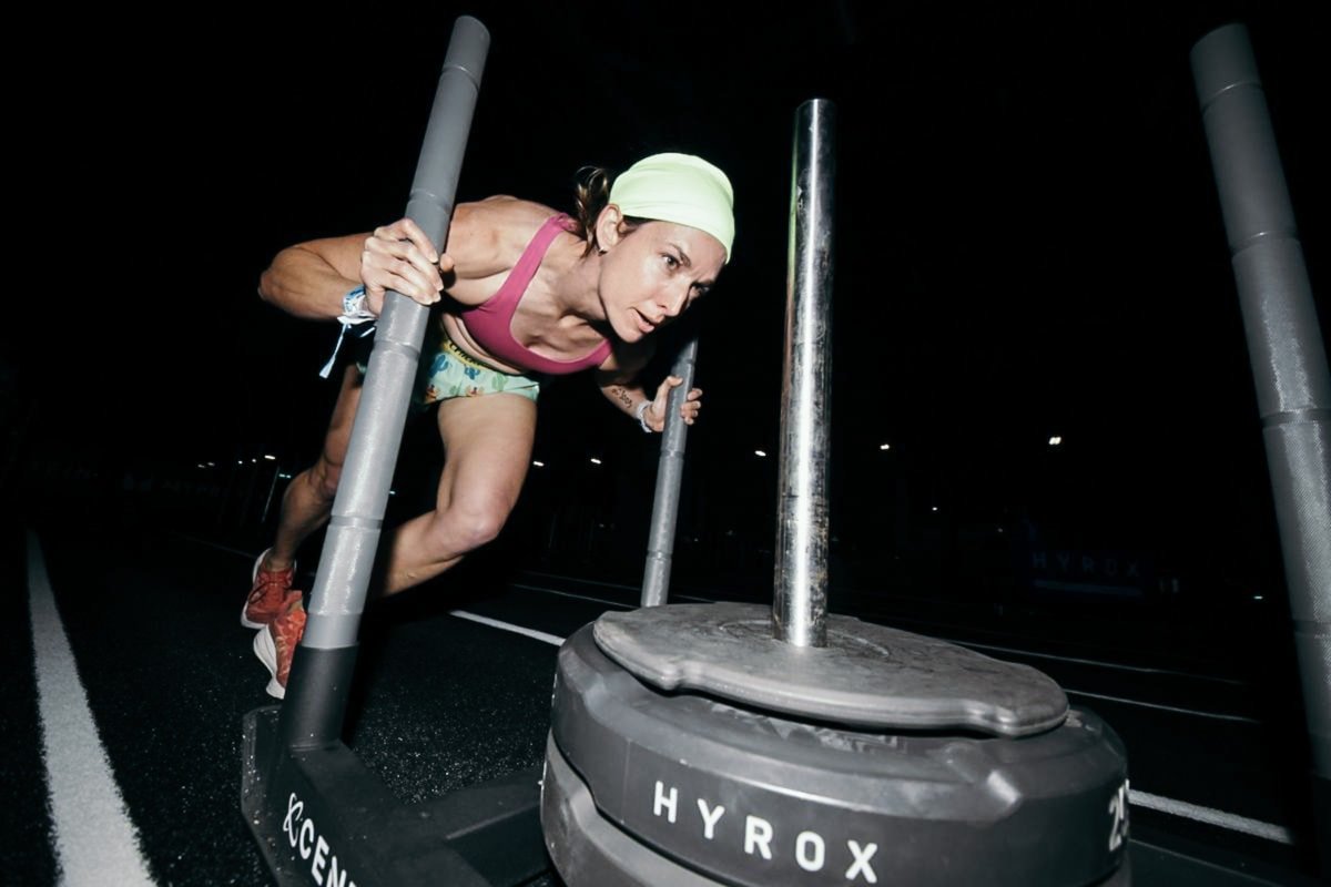 तुमच्या ओळखीचे सर्वात योग्य लोक Hyrox वर घाम गाळतात