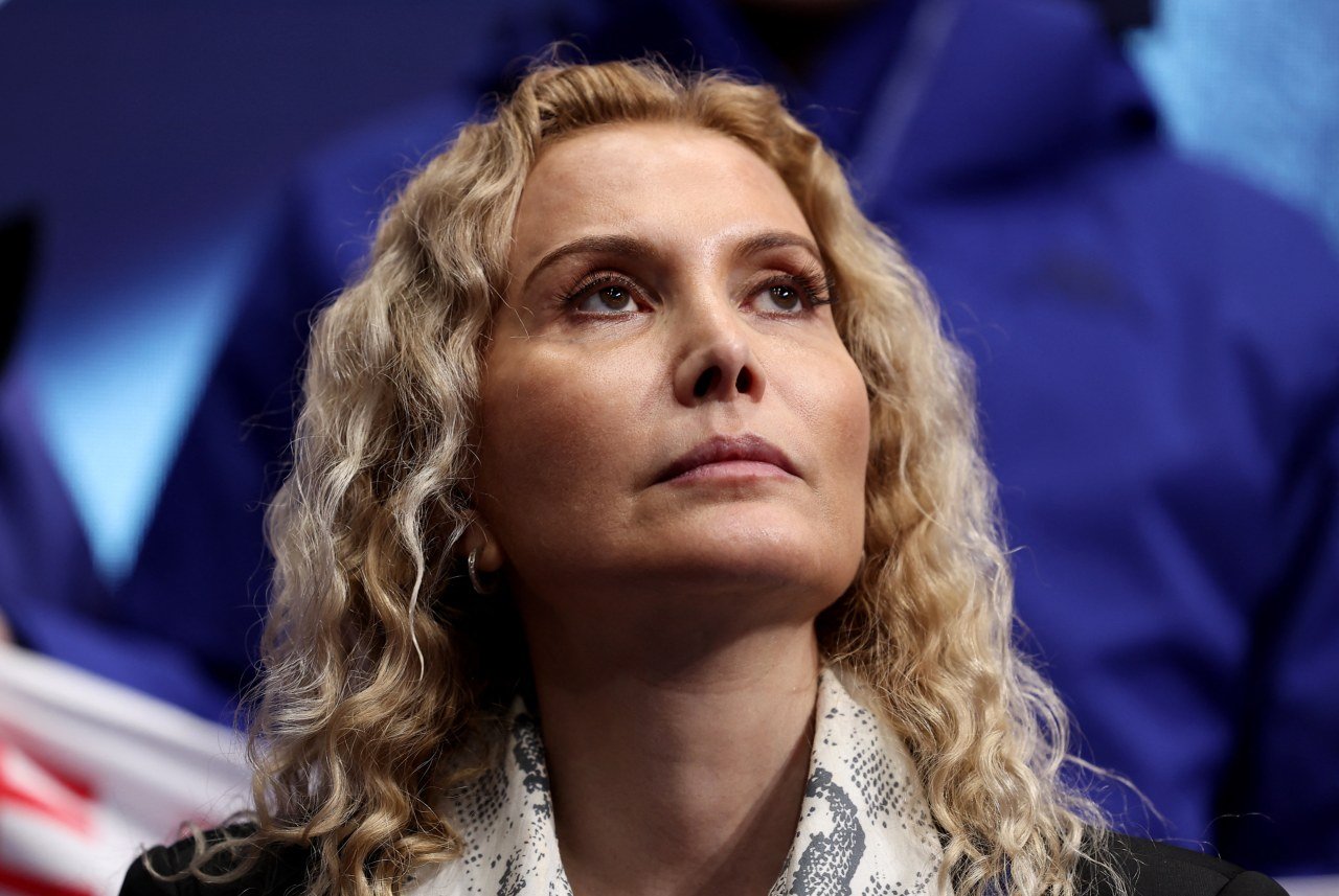 कुप्रसिद्ध ‘स्नो क्वीन’ एका रहस्यमय किशोरवयीन मुलासह ऑलिम्पिकमध्ये परतली