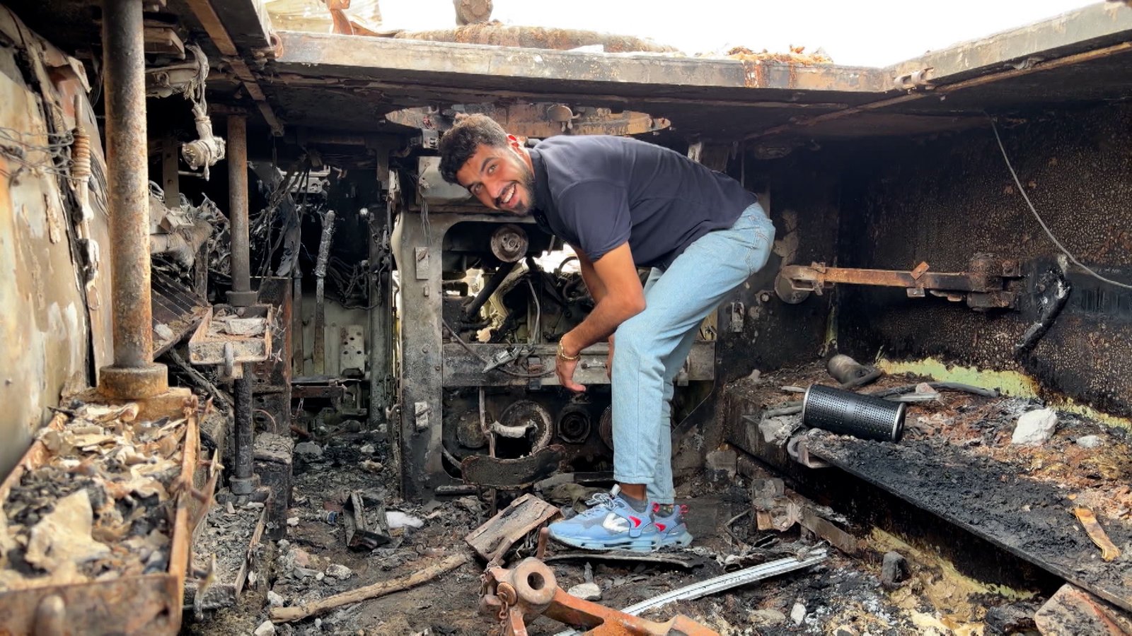 पॅलेस्टिनी गाझा गाझापर्यंत पाणी पोहोचवण्यासाठी बेबंद इस्रायली वाहनांचा वापर करतात