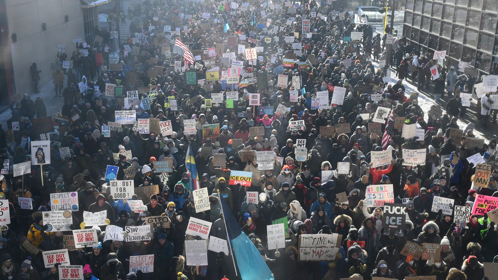 व्हिडिओ: दुसऱ्या अमेरिकन नागरिकाच्या मृत्यूनंतर मिनियापोलिसमध्ये आयसीई विरोधी निदर्शने झाली | पोलीस