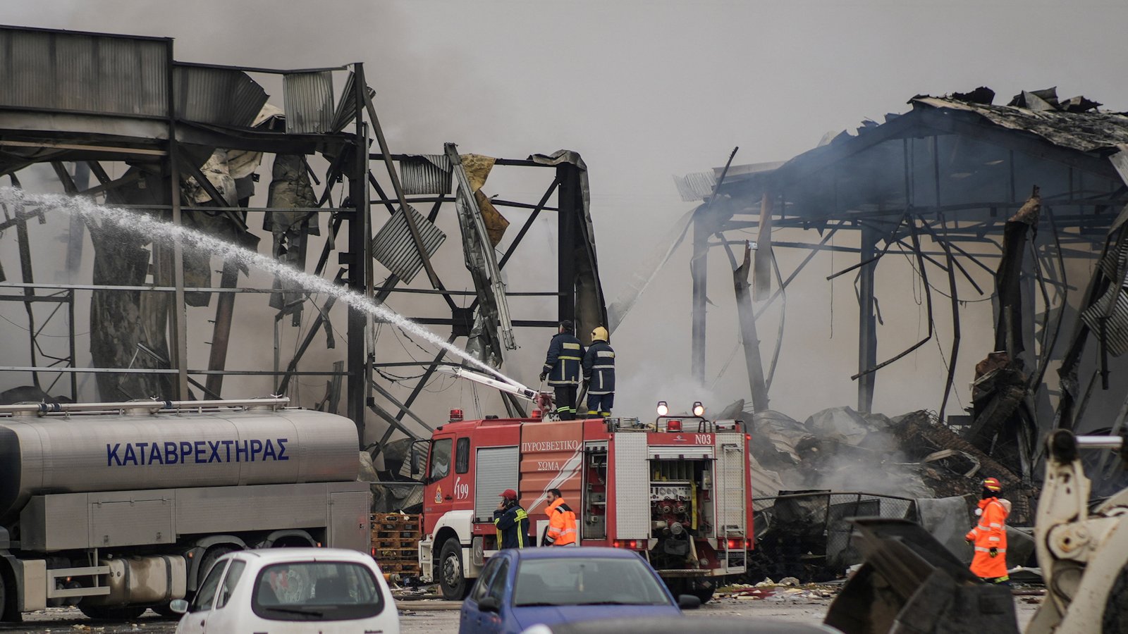 ग्रीस न्यूजफीडमधील बिस्किट कारखान्यात झालेल्या स्फोटात किमान चार जण ठार झाले