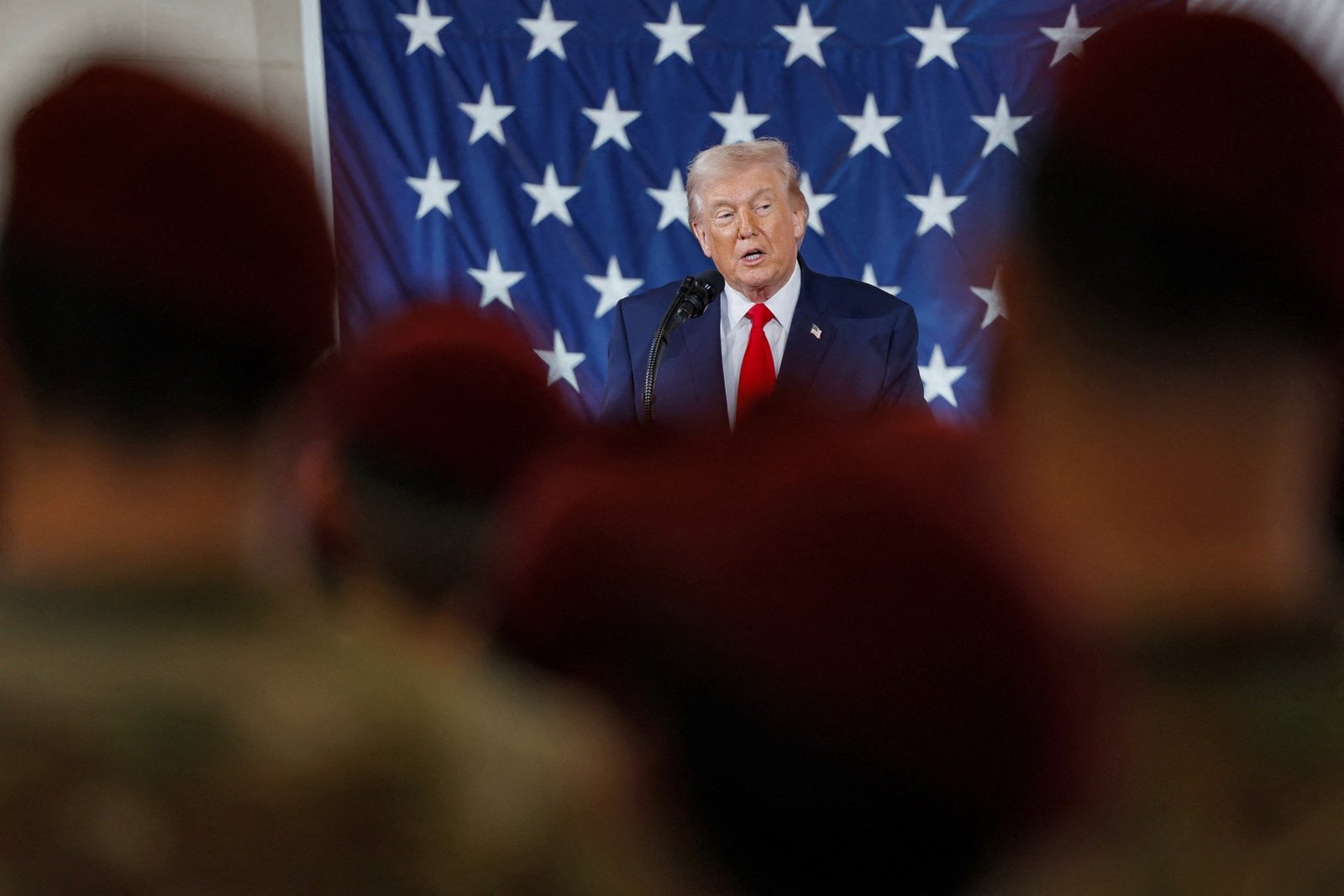 ट्रम्प यांनी सैन्याला दुसरी विमानवाहू नौका मध्यपूर्वेत पाठवण्याचे आदेश दिले