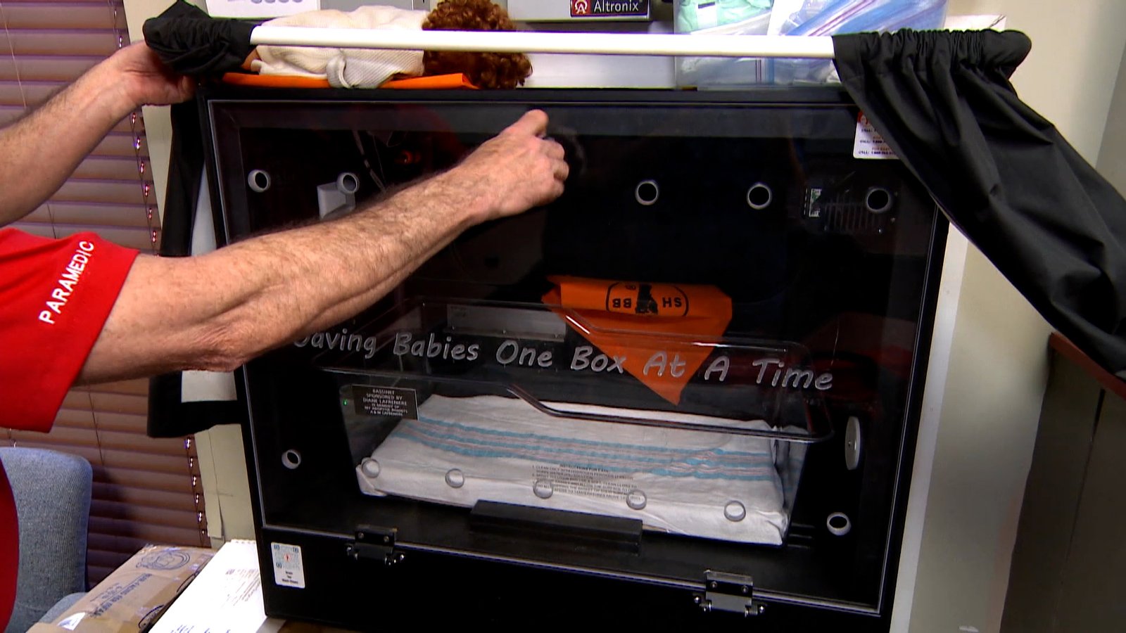 यूएसए मध्ये नवजात अर्भकांच्या आत्मसमर्पणासाठी ‘बेबी बॉक्स’ | न्यूजफीड