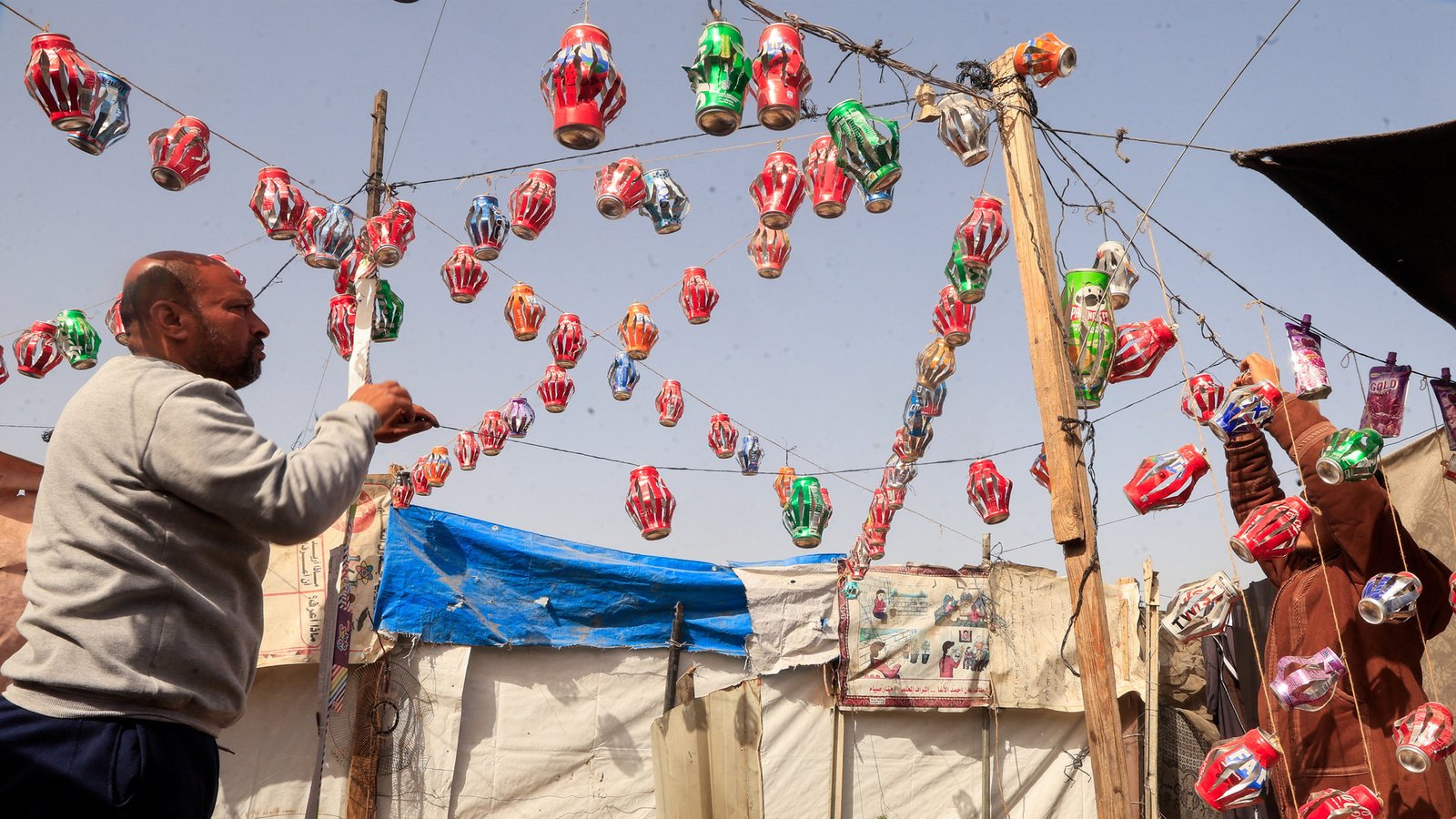 गाझामधील पॅलेस्टिनी रमजान गाझा सजवण्यासाठी सर्जनशील होतात