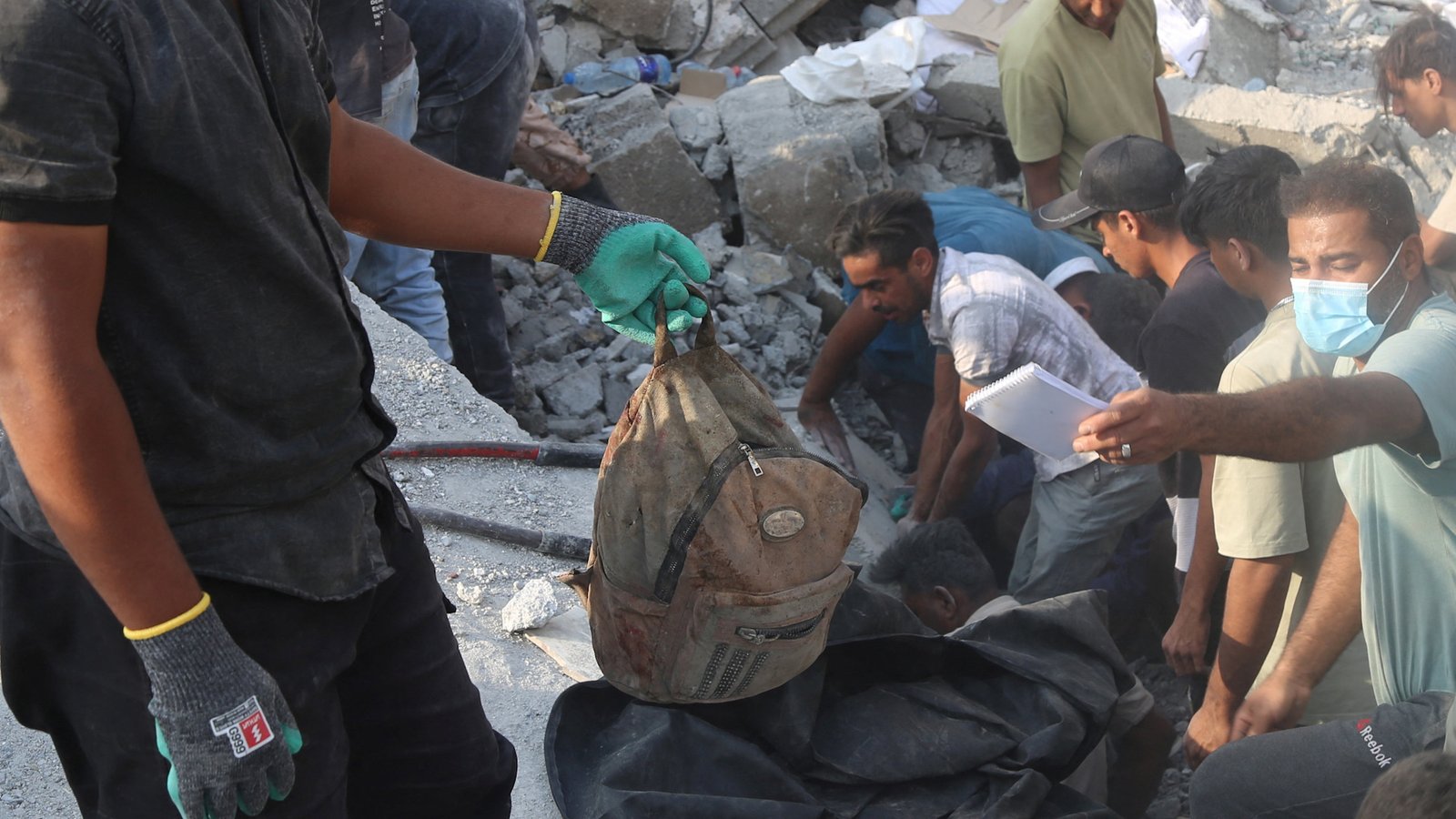 इराणमध्ये मारल्या गेलेल्या मुलीचे अवशेष त्याच्याकडे असल्याने एका व्यक्तीने इस्रायलवर युद्ध गुन्ह्यांचा आरोप केला. इस्रायल-इराण संघर्ष