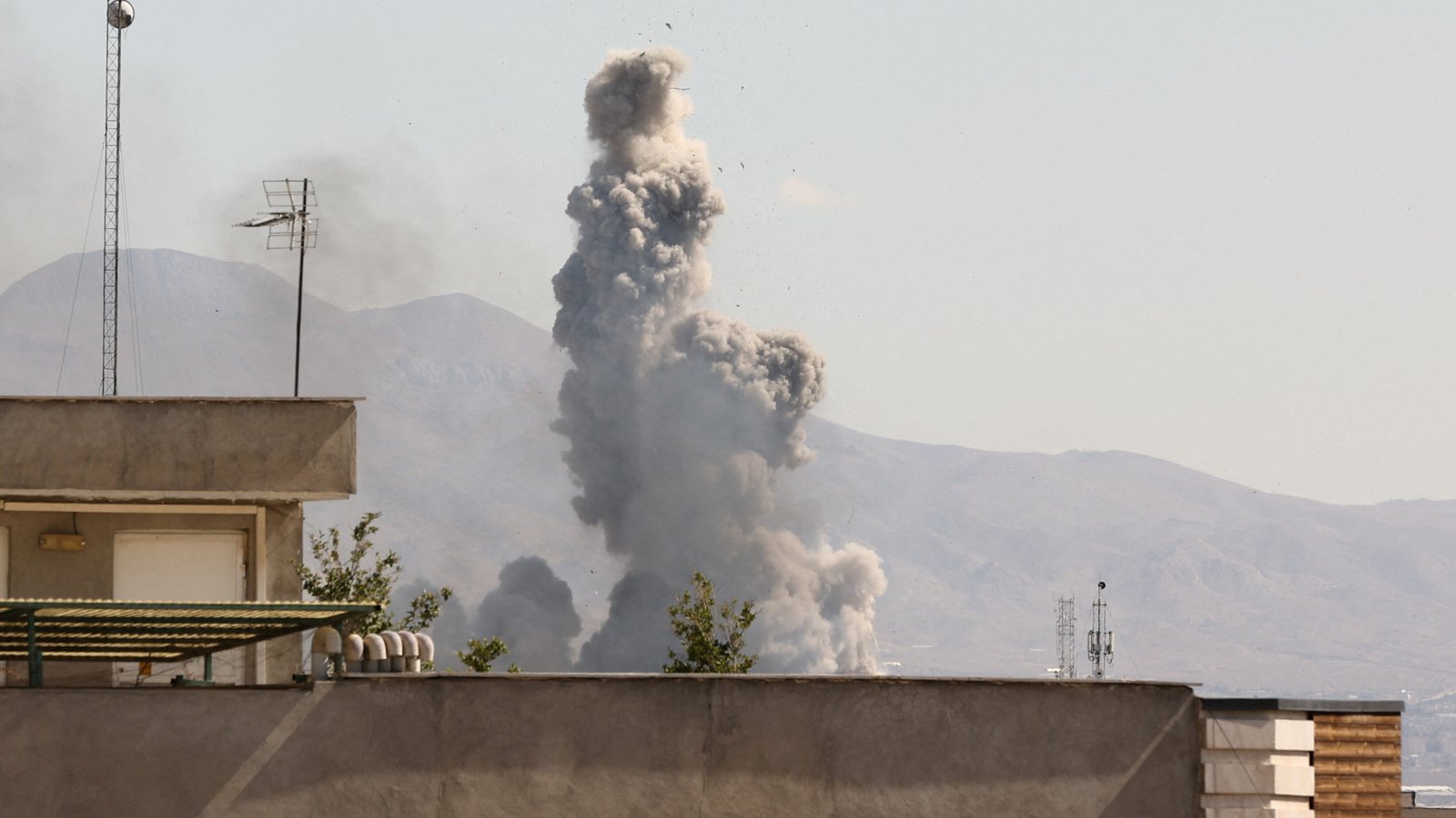 व्हिडिओ: अमेरिका-इस्रायलच्या ताज्या हल्ल्यानंतर तेहरानमध्ये धुराचे लोट उठले न्यूजफीड