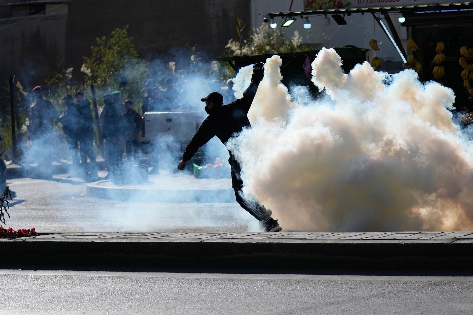 इराकी पोलिसांनी अमेरिकन दूतावासाच्या संघर्षाजवळ इराण समर्थक निदर्शकांना पांगवले