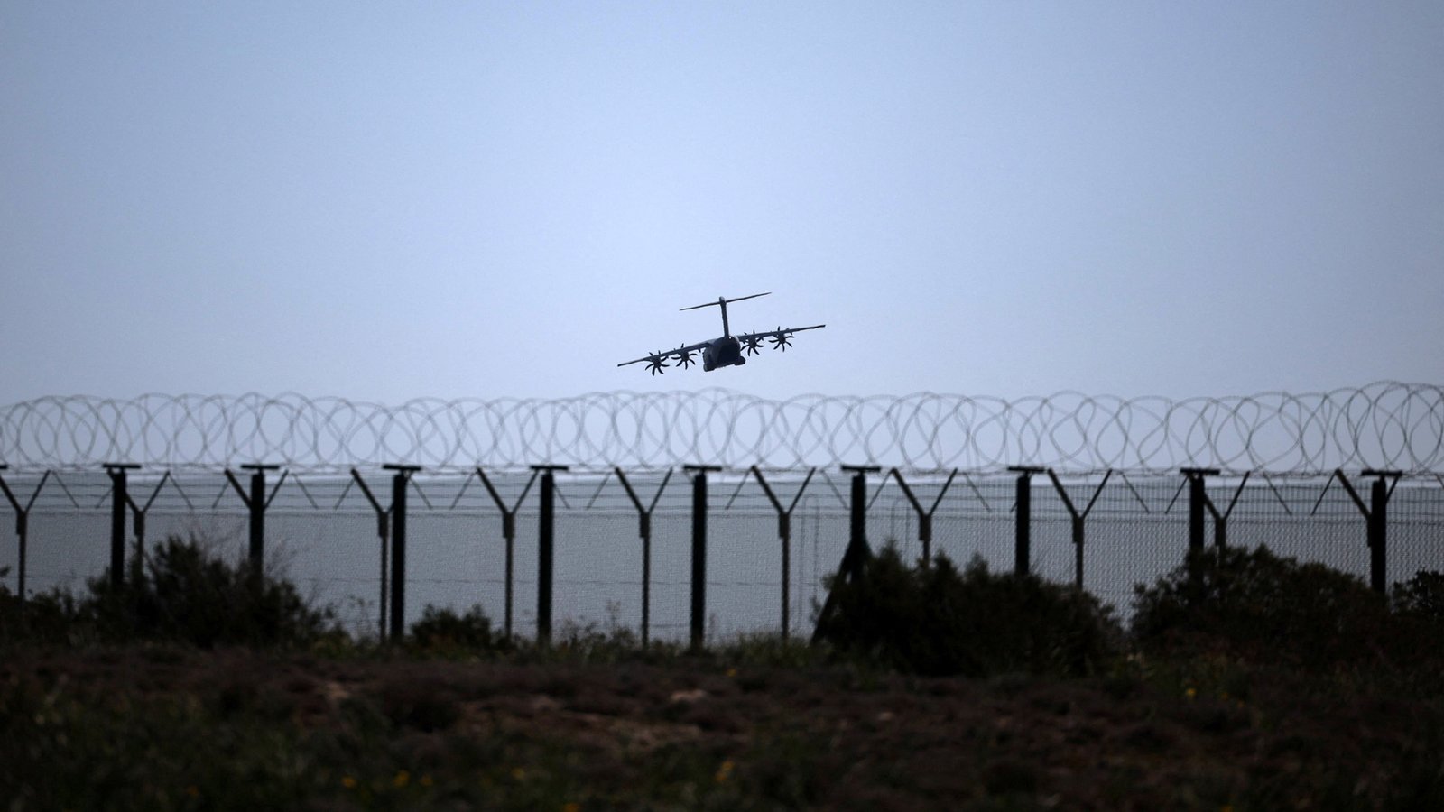 यूकेने अमेरिकेला इराणवर ‘संरक्षणात्मक हल्ल्यां’साठी ब्रिटिश तळ वापरण्याची परवानगी दिली | इस्रायल-इराण संघर्ष