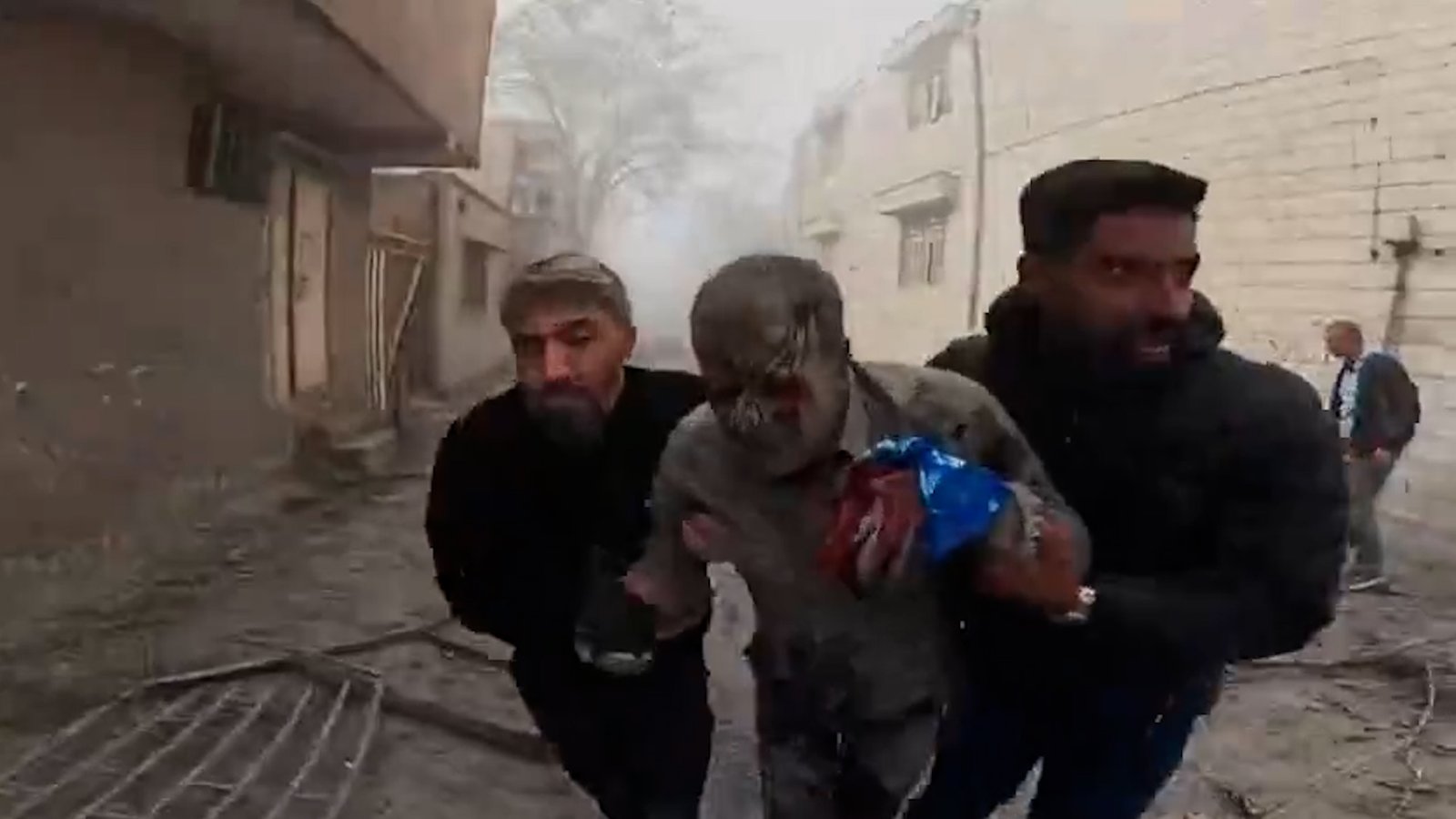 इराण न्यूजफीडवर यूएस आणि इस्रायली हल्ल्यानंतर विध्वंस दाखवतो