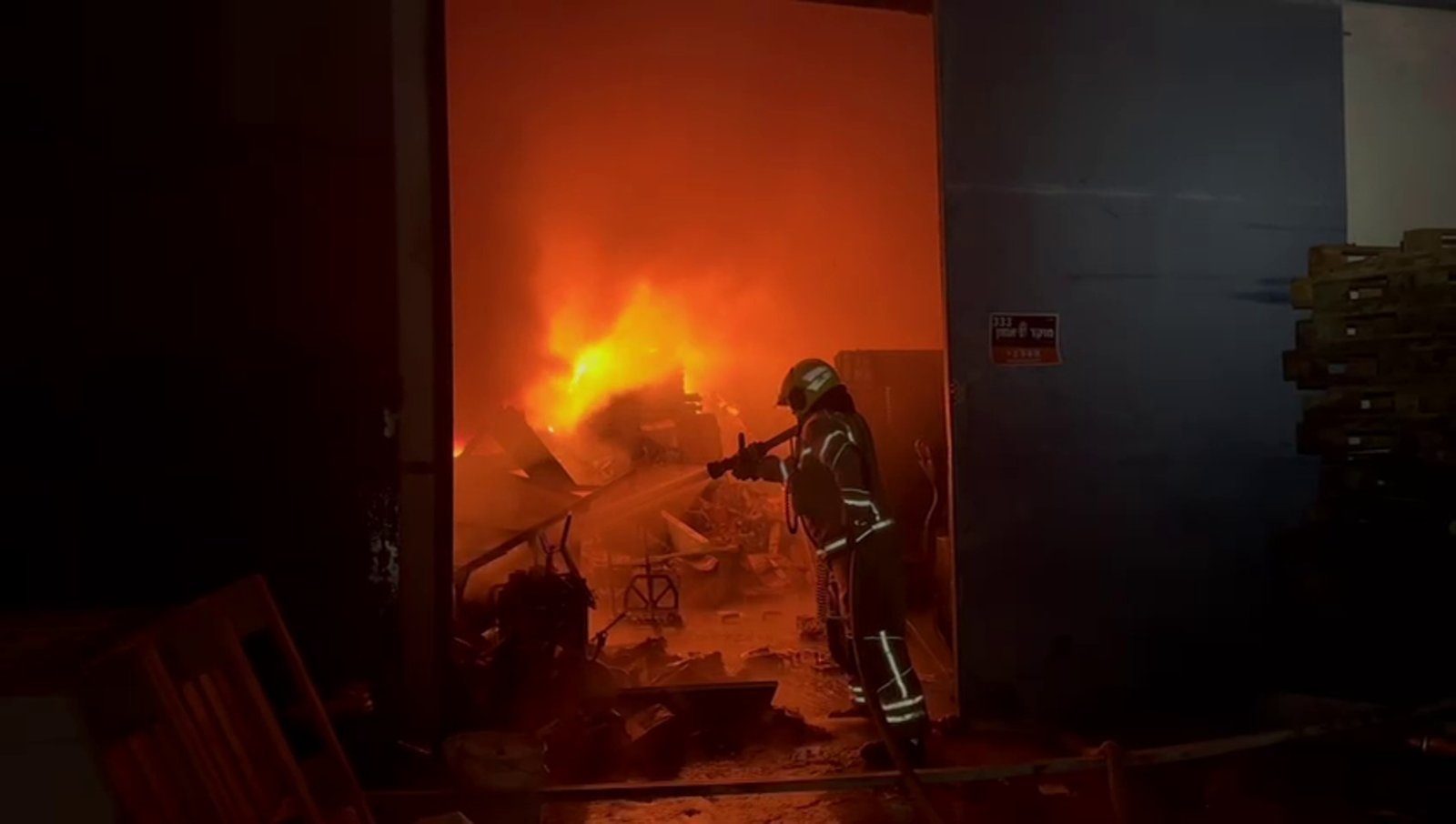 मध्य इस्रायलमध्ये संशयित इराणी क्षेपणास्त्राच्या ढिगाऱ्याला आग लागली | संघर्ष