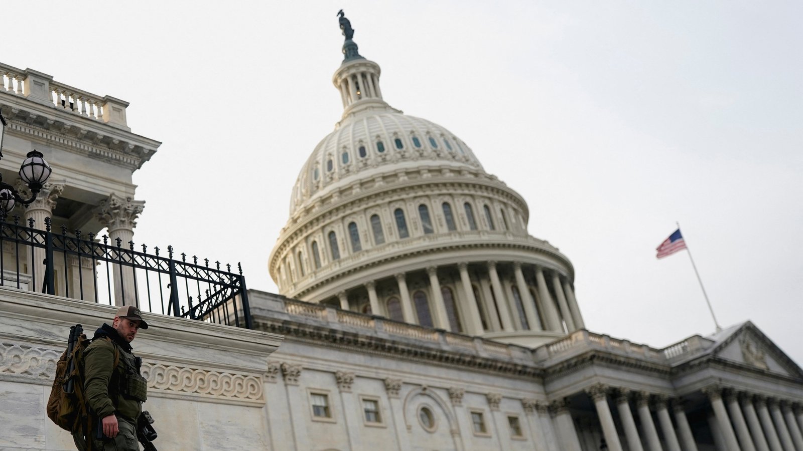 डोनाल्ड ट्रम्प यांचा युद्ध शक्तीचा प्रस्ताव फेटाळण्यात यूएस हाऊस सिनेटमध्ये सामील झाला