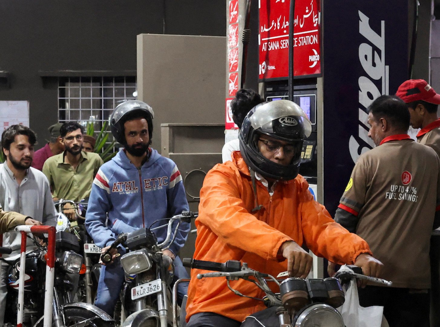 इराण युद्ध तेल आणि वायूवर पाकिस्तानच्या इंधन केंद्रांमध्ये घबराट