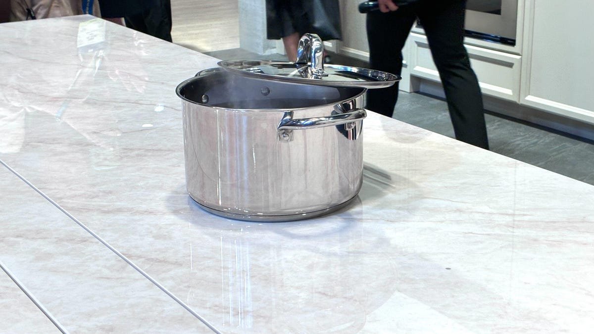 तुम्हाला तुमच्या वर्कटॉपवर थेट स्वयंपाक करायचा आहे का? छुपा इंडक्शन स्टोव्ह येत आहे