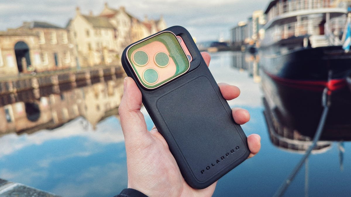 या तीन युक्त्यांसह तुमच्या फोन फोटोंना उबदार, स्वप्नाळू ॲनालॉग फिल्म लुक द्या