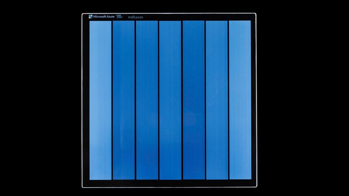 मायक्रोसॉफ्टच्या संशोधकांनी लेसर वापरून काचेच्या आत डेटा कसा साठवायचा याचा शोध लावला आहे