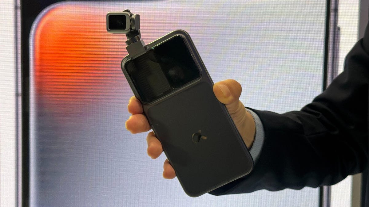 मी Honor रोबोटसोबत नाचलो आणि त्याने माझ्या “चमकदार” केसांची प्रशंसा केली.