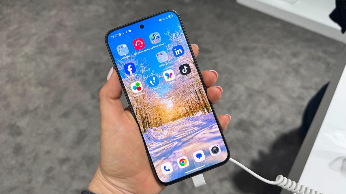 TCL च्या Nxtpaper AMOLED डिस्प्लेमध्ये स्मूथनेस आणि ब्राइटनेसचा उत्कृष्ट परिणाम होतो