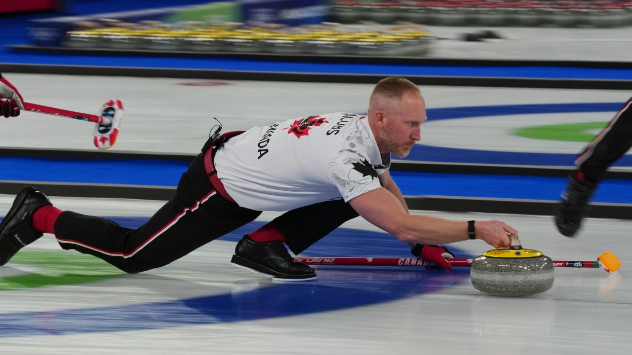 कॅनडाच्या ब्रॅड जेकब्सने ऑलिम्पिक स्पर्धेत पुरुषांच्या कर्लिंगचे सुवर्ण जिंकले