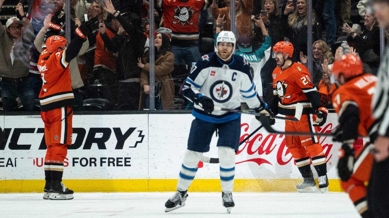 क्रेडरने ओव्हरटाईममध्ये हेलेब्यूकचा पराभव करून बदकांना जेट्सवर उचलले