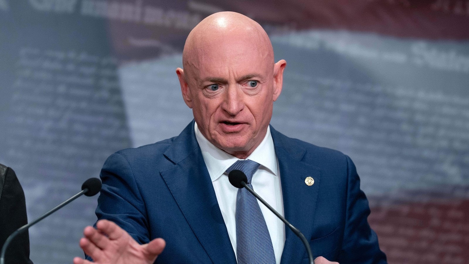 बेकायदेशीर आदेश नाकारल्याच्या व्हिडिओसाठी केलीला शिक्षा करण्यापासून न्यायाधीश पेंटागॉनला अवरोधित करतात