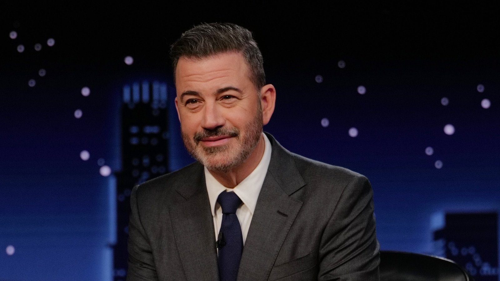 जिमी किमेलने मे 2027 पर्यंत होस्ट करण्यासाठी ABC सोबतचा त्यांचा करार वाढवला आहे