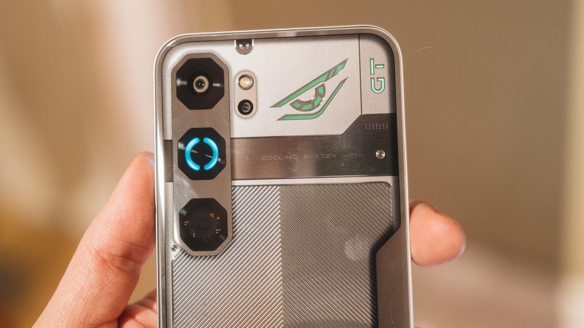 या फोनमध्ये स्लीक गेमर लुक, टचस्क्रीन ट्रिगर आणि आयफोन 17E पेक्षा कमी किमतीची वैशिष्ट्ये आहेत