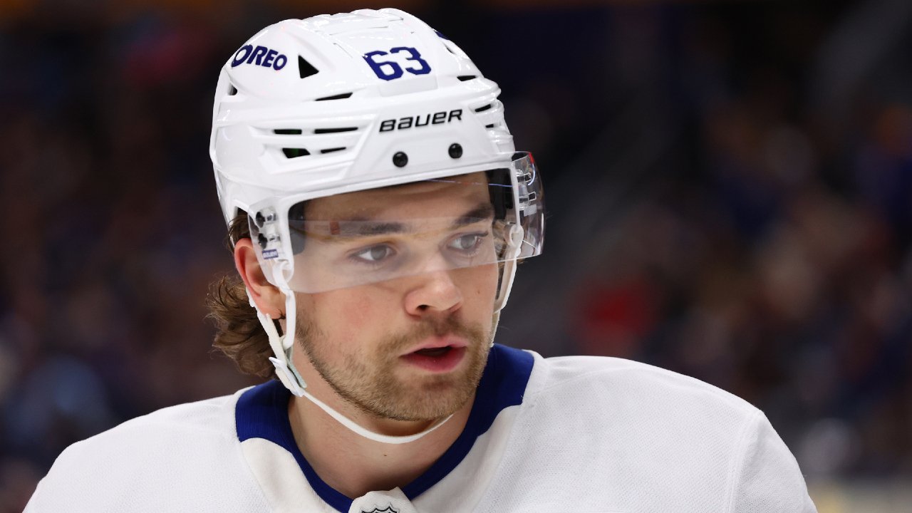 मॅपल लीफ्सचे मॅथियास मेकेले पेंग्विनविरूद्ध ओरखडे आहेत