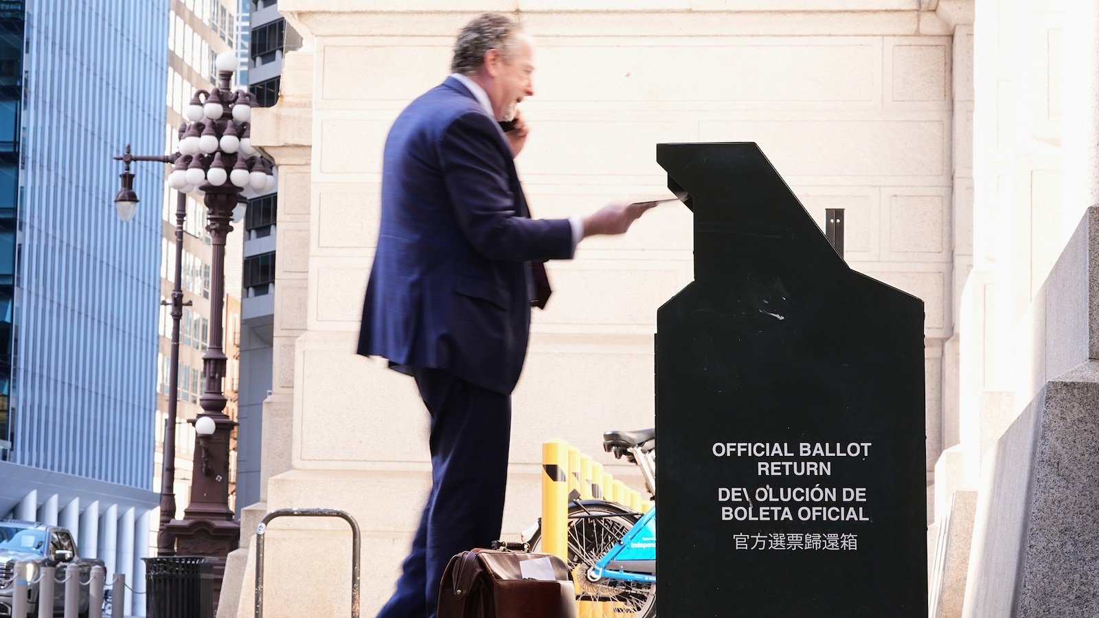 ट्रम्पच्या हल्ल्यांनंतरही, रिपब्लिकन मतदारांना मेल मतपत्रिका देण्यासाठी प्रोत्साहित करतात