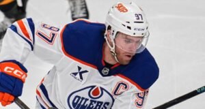 पुरुषांच्या ऑलिम्पिक हॉकीमध्ये यूएसएने कॅनडाला ओव्हरटाइममध्ये पराभूत करून सुवर्ण जिंकले