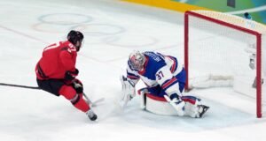 गोल्ड मेडल गेमच्या ओव्हरटाइममध्ये यूएसएने कॅनडाला पराभूत केल्याने कॉनर हेलेब्यूक शीर्षस्थानी आला