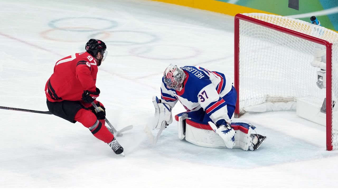 गोल्ड मेडल गेमच्या ओव्हरटाइममध्ये यूएसएने कॅनडाला पराभूत केल्याने कॉनर हेलेब्यूक शीर्षस्थानी आला